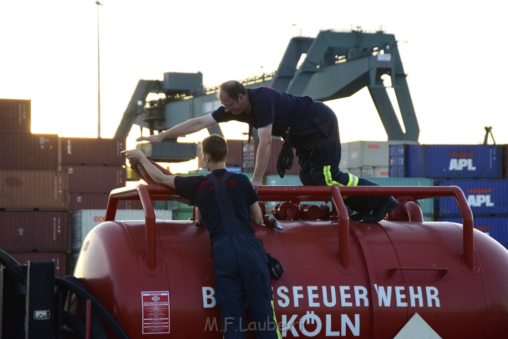 Havarie Wassereinbruch Motorraum beim Schiff Koeln Niehl Niehler Hafen P200.JPG - Miklos Laubert